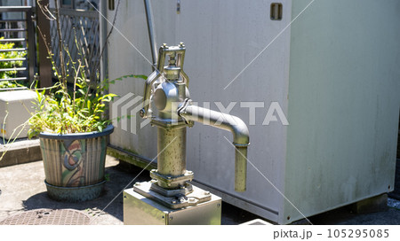 井戸水の手押しポンプ 105295085