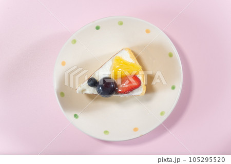 ピンクの背景のショートケーキ 105295520