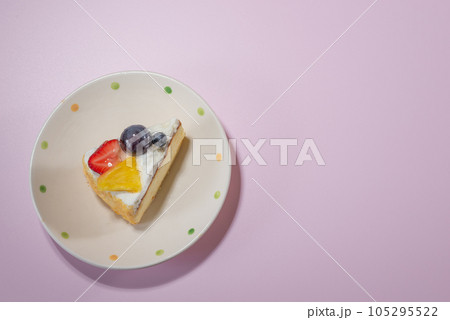 ピンクの背景のショートケーキ 105295522