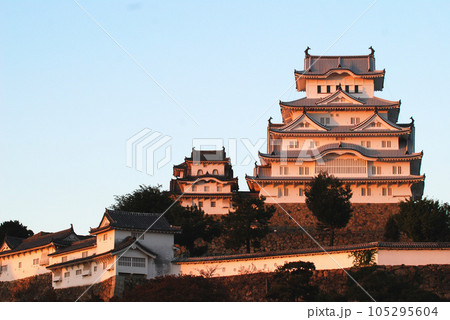 夕焼けに染まる姫路城天守閣 105295604