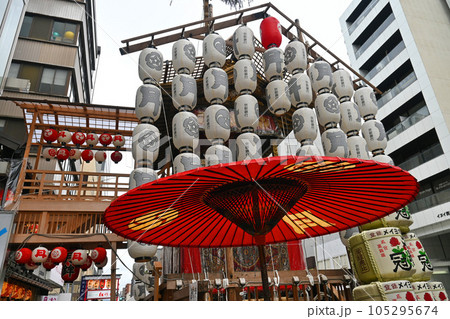 早朝に歩く京都祇園祭前祭 宵々山の月鉾 早朝に歩く京都祇園祭前祭 宵々山の月鉾 105295674