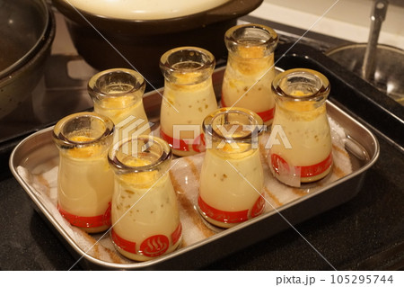 手作りプリンが美味しそうに蒸しあがった 手作りプリンが美味しそうに蒸しあがった 105295744