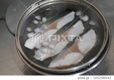 下茹でしたブリを氷水で冷やす様子 105296042