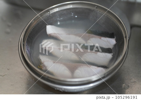 魚の下処理をする様子 105296191