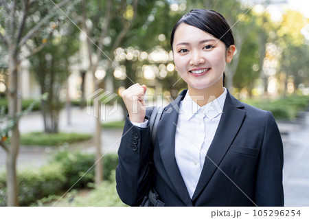 スーツを着た女性　就活生　リクルート　フレッシャーズ 105296254