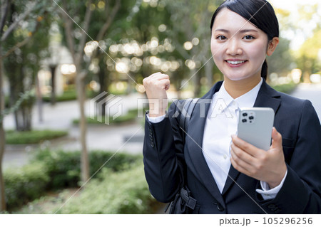 スーツを着た女性 就活生 リクルート フレッシャーズ スーツを着た女性 就活生 リクルート フレッシャーズ 105296256