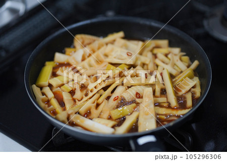 メンマを作る様子 メンマを作る様子 105296306