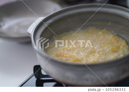 たまご粥を作る様子 たまご粥を作る様子 105296331