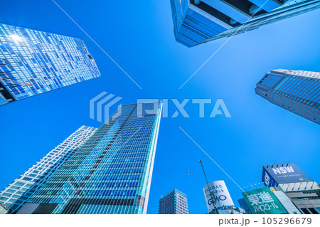 日本の東京都市景観 航空新時代。渋谷の摩天楼上空を通過する航空機などを望む 105296679