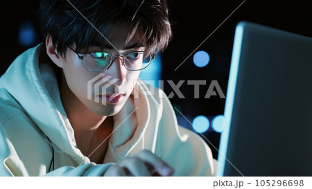 深夜にパソコンを見る若いエンジニア 105296698