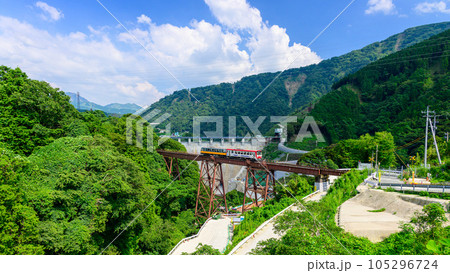 ダムを背景に鉄橋を横断する列車風景「全線開通・運航再開」(立野駅・立野ダム周辺から撮影) ダムを背景に鉄橋を横断する列車風景「全線開通・運航再開」(立野駅・立野ダム周辺から撮影) 105296724