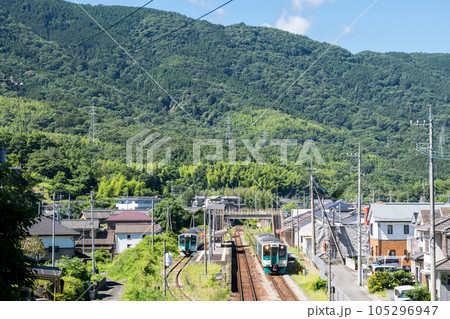 【徳島線】阿波川島駅で列車交換する普通列車 105296947
