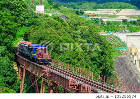 鉄橋を横断するトロッコ列車風景「全線開通・運航再開」(立野駅・立野ダム周辺から撮影) 105296974