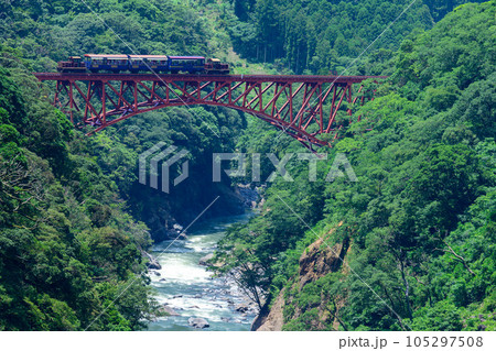 第一白川橋梁 鉄橋を横断するトロッコ列車風景「全線開通・運航再開」(阿蘇長陽大橋周辺から撮影) 第一白川橋梁 鉄橋を横断するトロッコ列車風景「全線開通・運航再開」(阿蘇長陽大橋周辺から撮影) 105297508