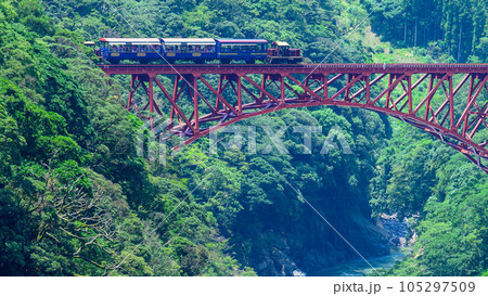 第一白川橋梁 鉄橋を横断するトロッコ列車風景「全線開通・運航再開」(阿蘇長陽大橋周辺から撮影) 第一白川橋梁 鉄橋を横断するトロッコ列車風景「全線開通・運航再開」(阿蘇長陽大橋周辺から撮影) 105297509
