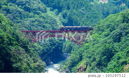 第一白川橋梁 鉄橋を横断するトロッコ列車風景「全線開通・運航再開」(阿蘇長陽大橋周辺から撮影) 第一白川橋梁 鉄橋を横断するトロッコ列車風景「全線開通・運航再開」(阿蘇長陽大橋周辺から撮影) 105297512