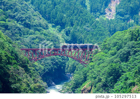 第一白川橋梁 鉄橋を横断するトロッコ列車風景「全線開通・運航再開」(阿蘇長陽大橋周辺から撮影) 第一白川橋梁 鉄橋を横断するトロッコ列車風景「全線開通・運航再開」(阿蘇長陽大橋周辺から撮影) 105297513