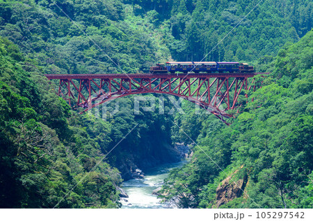 第一白川橋梁　鉄橋を横断するトロッコ列車風景「全線開通・運航再開」(阿蘇長陽大橋周辺から撮影) 105297542