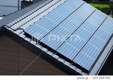 屋根に設置されたソーラーパネル 屋根に設置されたソーラーパネル 105298760