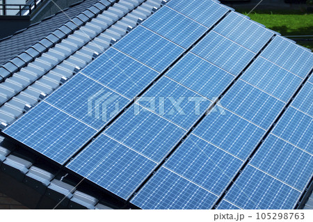 屋根に設置されたソーラーパネル 105298763