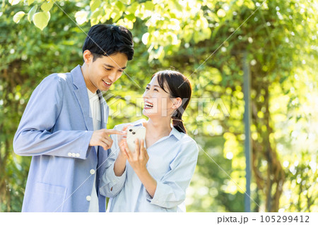スマホで検索するカップル 105299412