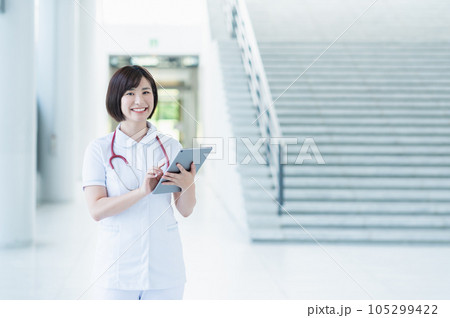 病院で働く若い女性看護師 病院で働く若い女性看護師 105299422