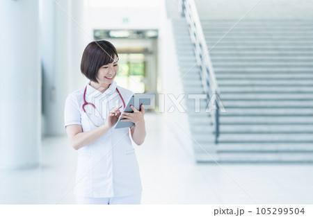 病院で働く若い女性看護師 105299504