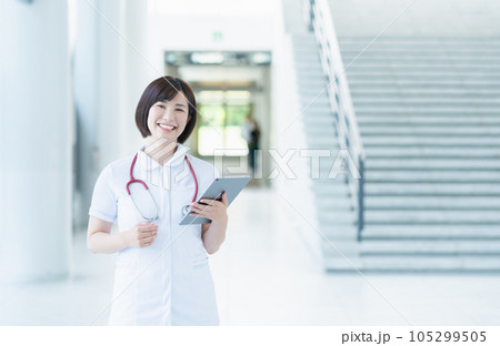 病院で働く若い女性看護師 105299505