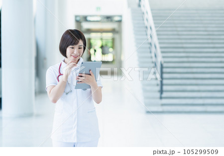 病院で働く若い女性看護師 病院で働く若い女性看護師 105299509