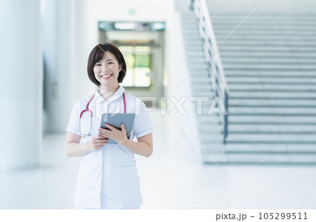 病院で働く若い女性看護師 105299511