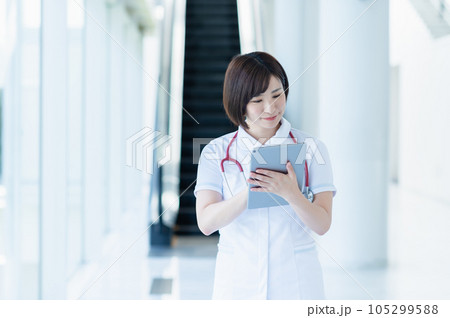 病院で働く若い女性看護師 105299588