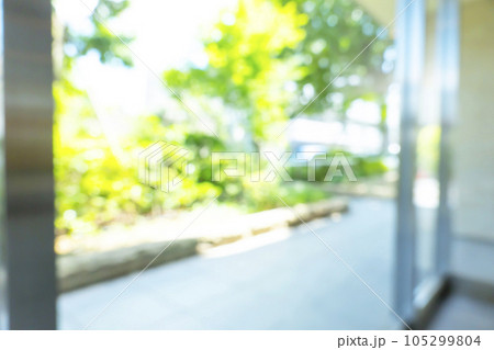 マンションエントランスの背景ボケ 105299804
