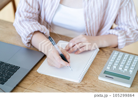 在宅で仕事をする若い女性（パーツモデル） 105299864