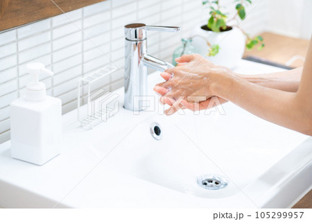 洗面台で手を洗う女性。 洗面台で手を洗う女性。 105299957