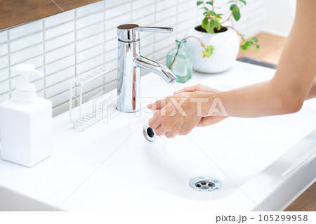 洗面台で手を洗う女性。 洗面台で手を洗う女性。 105299958