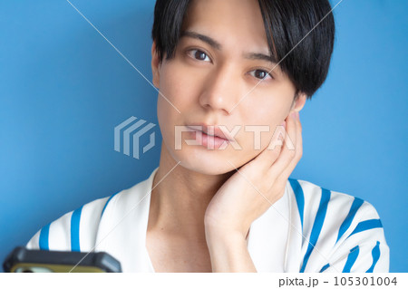 爽やかな男性のビューティーポートレート 105301004
