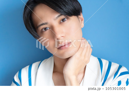 爽やかな男性のビューティーポートレート 105301005