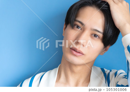 爽やかな男性のビューティーポートレート 105301006