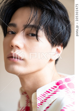 色気のある男性のポートレート 105301475