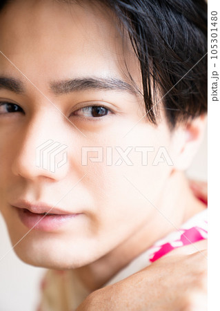 色気のある男性のポートレート 105301480