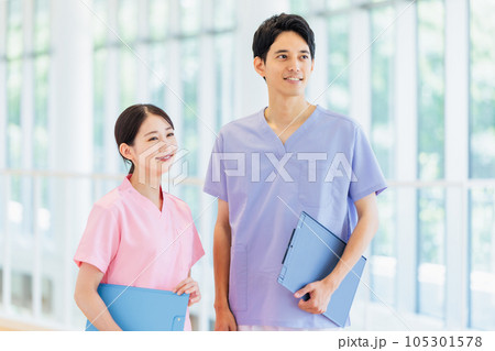 病院で働く男女医療従事者 105301578