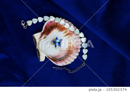 Women's jewelry in the form of natural pearl beads on blue velvet 105302374