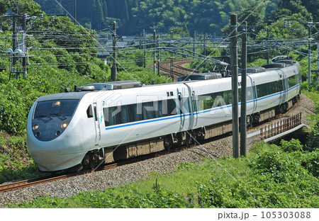 北陸本線　石動ー倶利伽羅　JR西日本　681系　T01編成（金沢）　サンダーバード 105303088