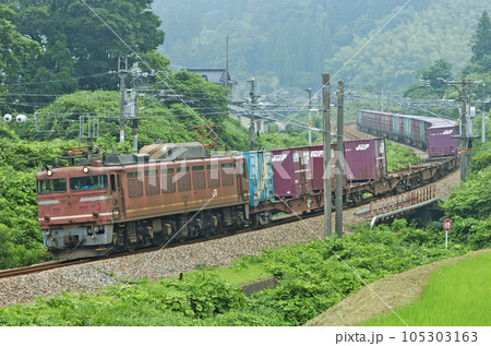 北陸本線　石動ー倶利伽羅　JR貨物　EF81-35（富山） 105303163