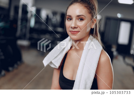Portrait of a young sporty caucasian woman training in a fitness club 105303733