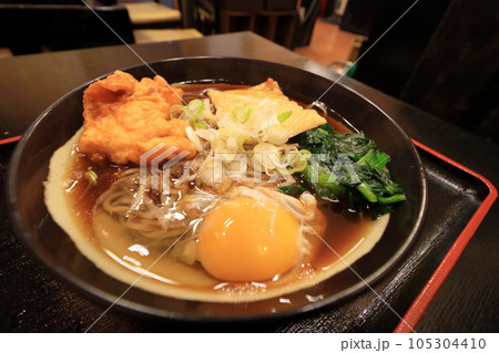 立ち食いそば　トッピングいっぱいのそば 105304410