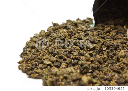 白背景のウーロン茶葉 白背景のウーロン茶葉 105304695