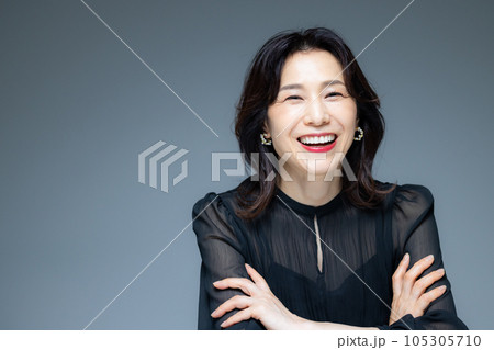 ミドル女性のポートレート　 105305710