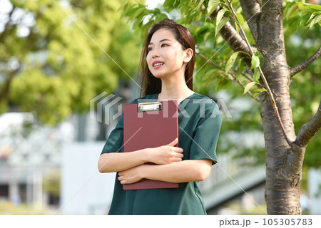 屋外にいる私服の若いアジア人女性 屋外にいる私服の若いアジア人女性 105305783