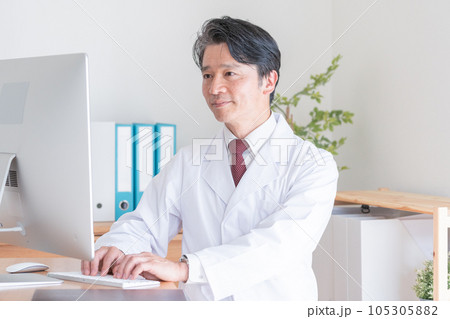 病院で働く医者 病院で働く医者 105305882